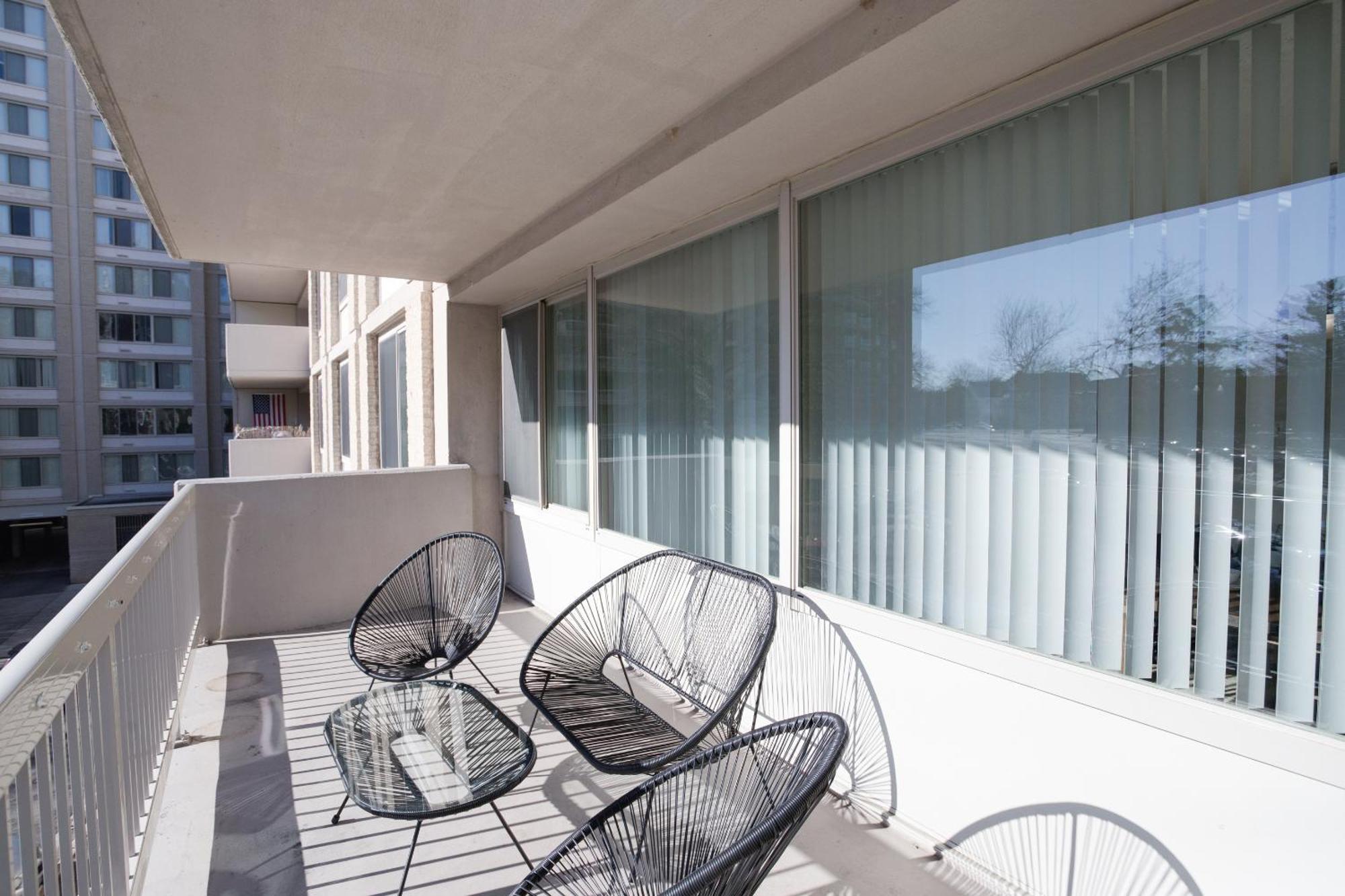 Spacious 2 Bedrooms Apt @Crystal City With Gym Арлингтон Экстерьер фото