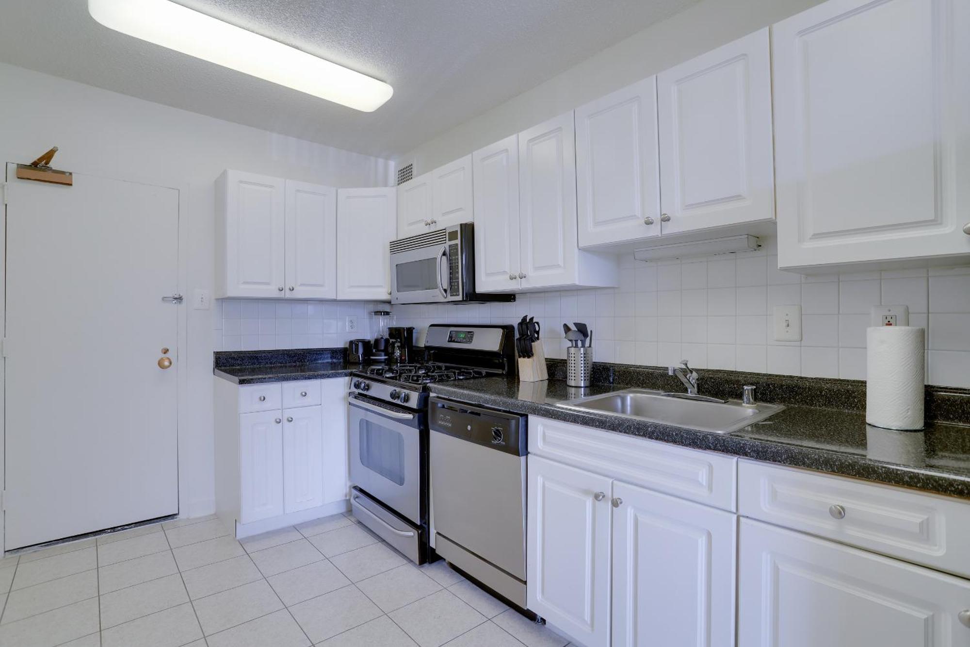 Spacious 2 Bedrooms Apt @Crystal City With Gym Арлингтон Экстерьер фото