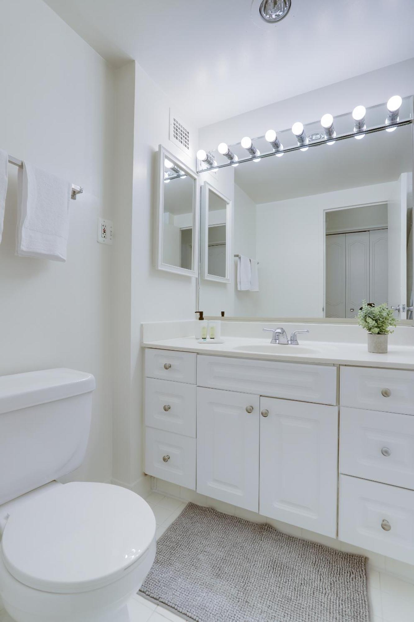 Spacious 2 Bedrooms Apt @Crystal City With Gym Арлингтон Экстерьер фото