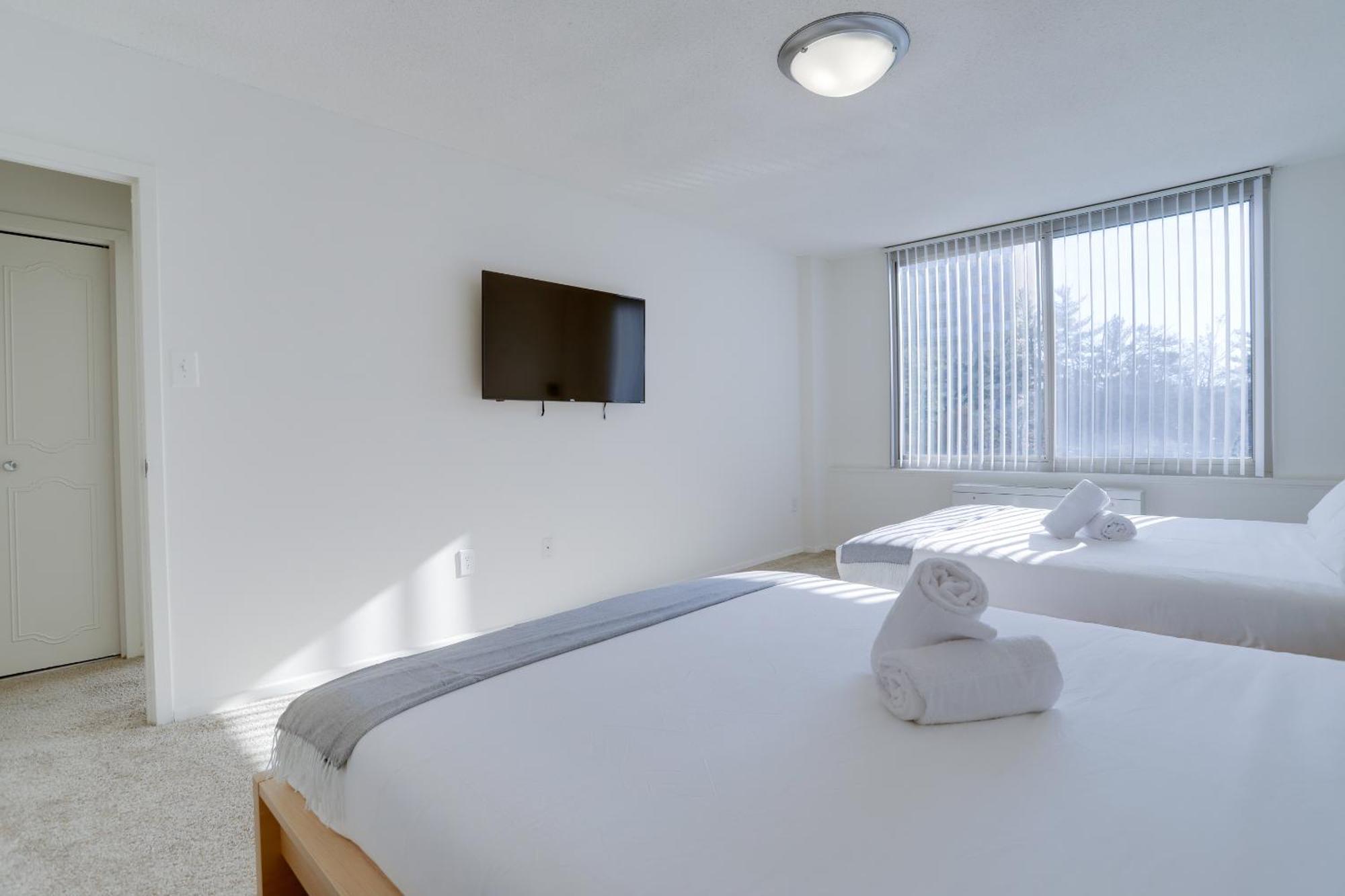 Spacious 2 Bedrooms Apt @Crystal City With Gym Арлингтон Экстерьер фото