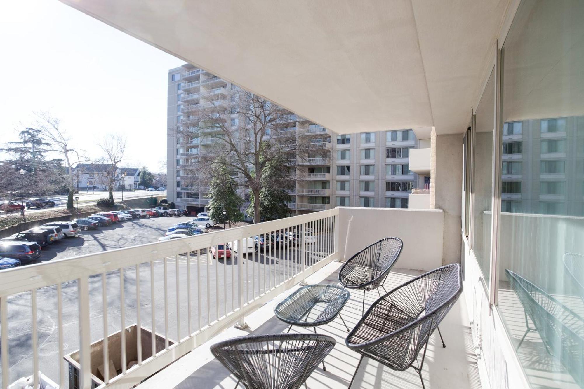 Spacious 2 Bedrooms Apt @Crystal City With Gym Арлингтон Экстерьер фото