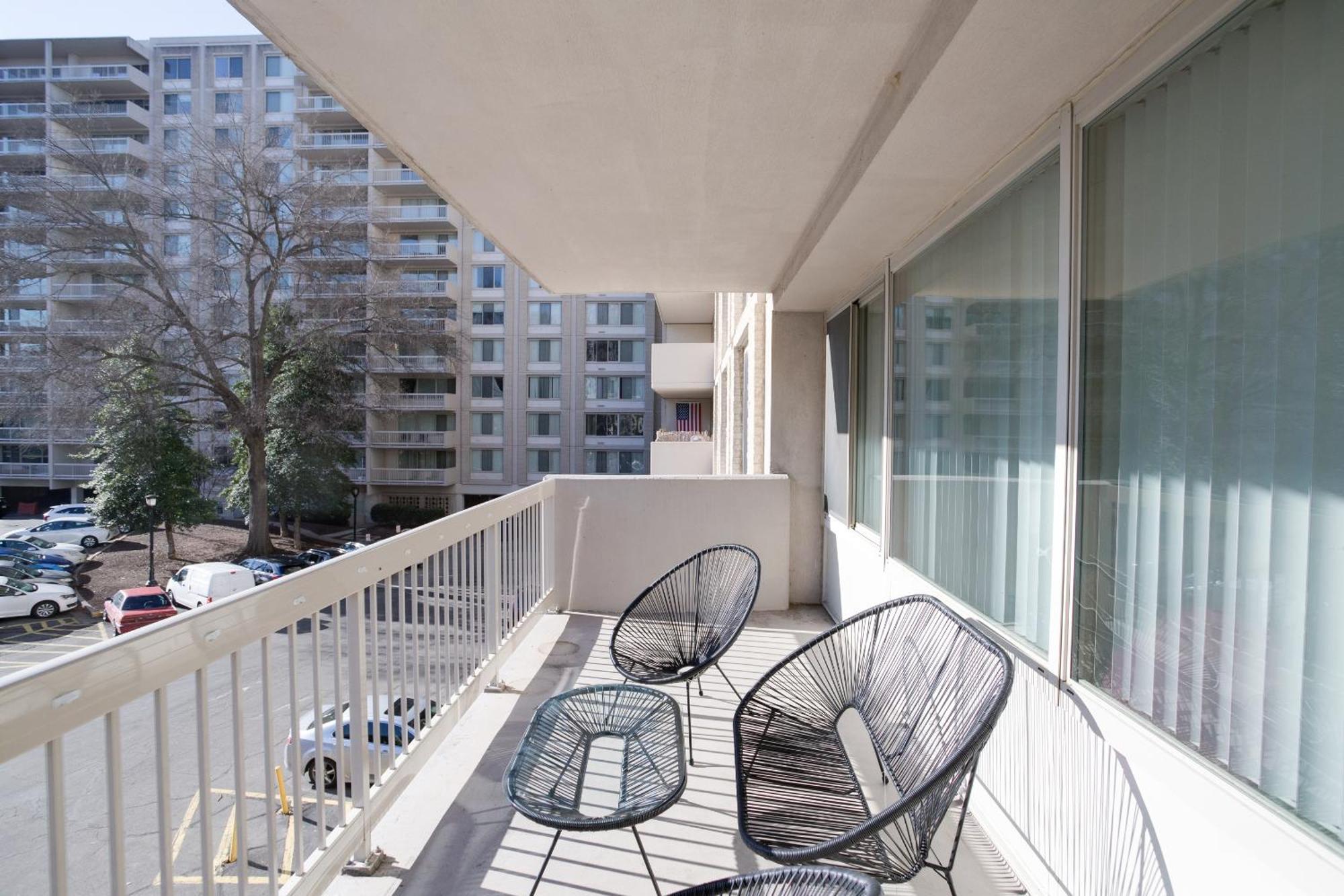 Spacious 2 Bedrooms Apt @Crystal City With Gym Арлингтон Экстерьер фото