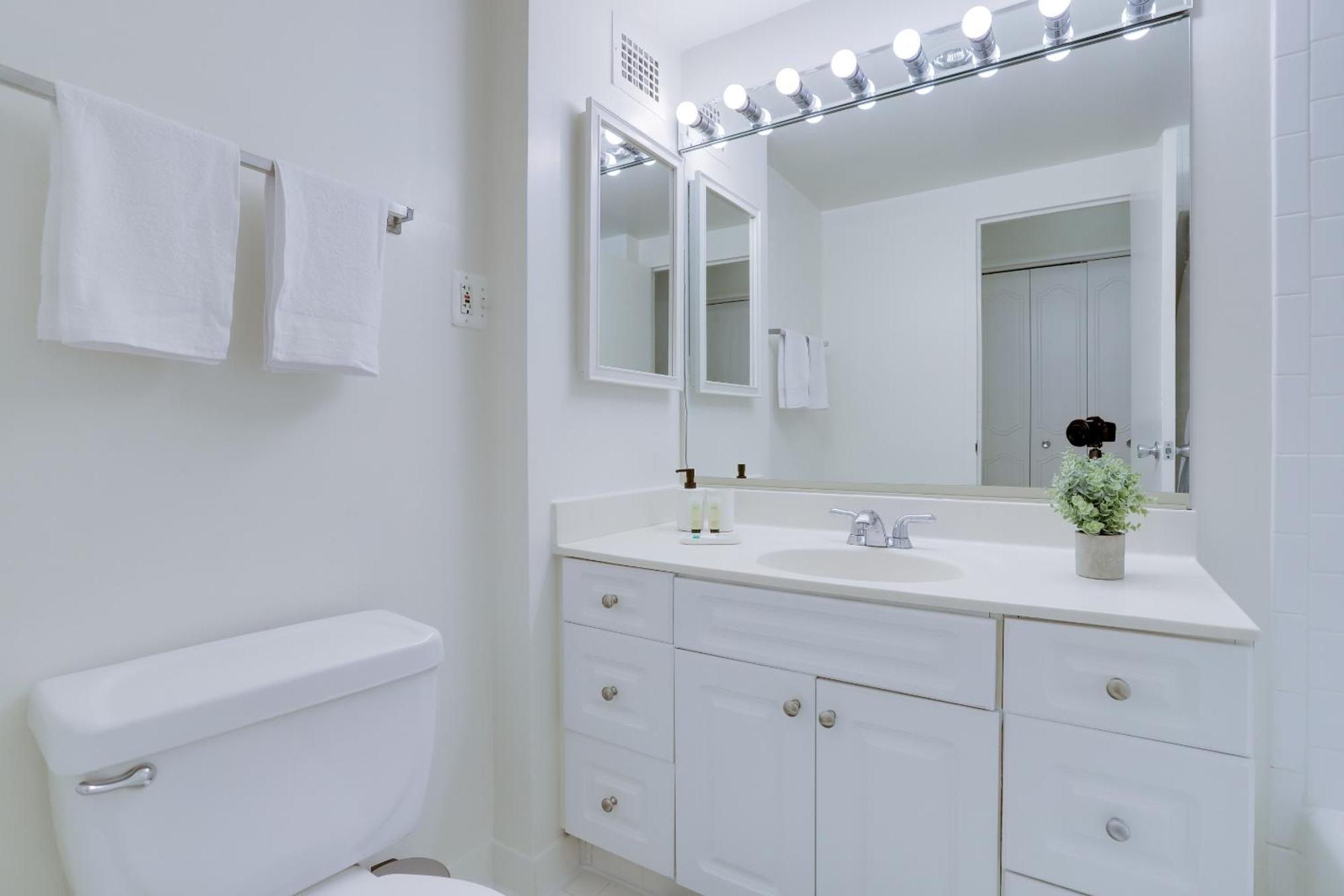 Spacious 2 Bedrooms Apt @Crystal City With Gym Арлингтон Экстерьер фото