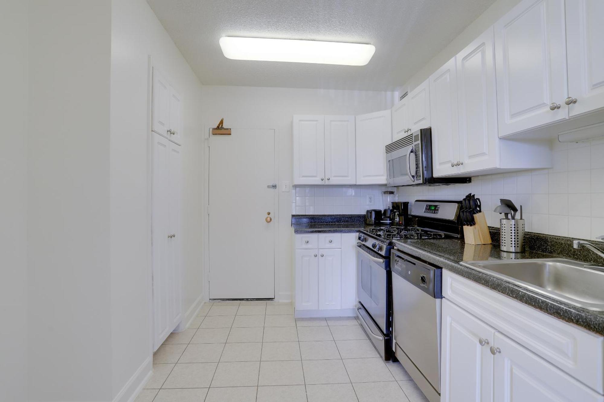 Spacious 2 Bedrooms Apt @Crystal City With Gym Арлингтон Экстерьер фото