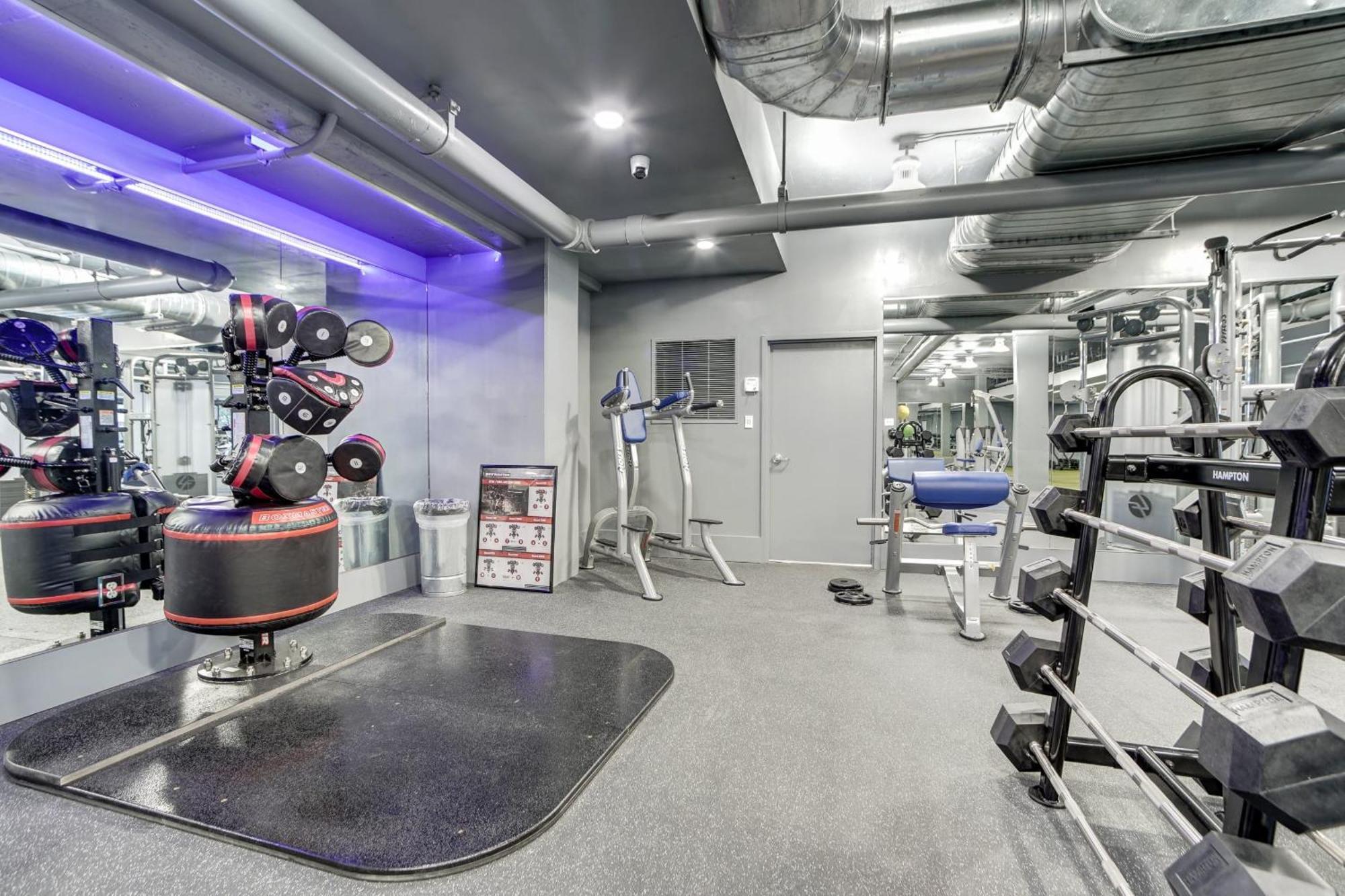 Spacious 2 Bedrooms Apt @Crystal City With Gym Арлингтон Экстерьер фото