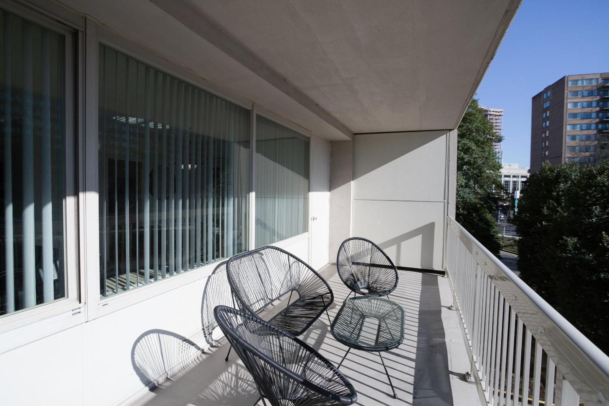 Spacious 2 Bedrooms Apt @Crystal City With Gym Арлингтон Экстерьер фото