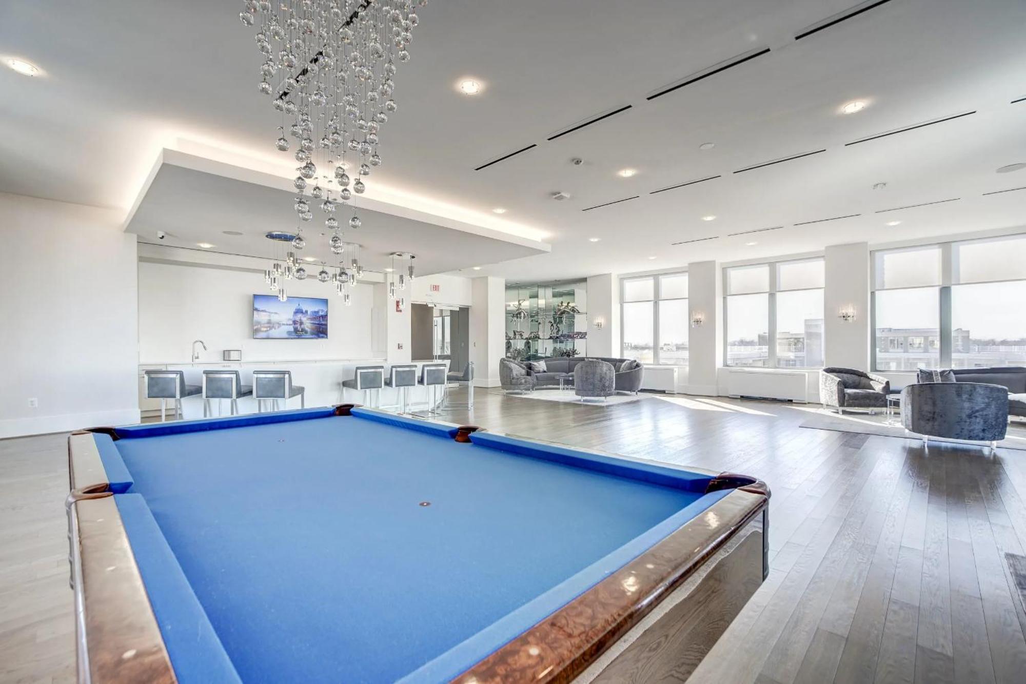 Spacious 2 Bedrooms Apt @Crystal City With Gym Арлингтон Экстерьер фото