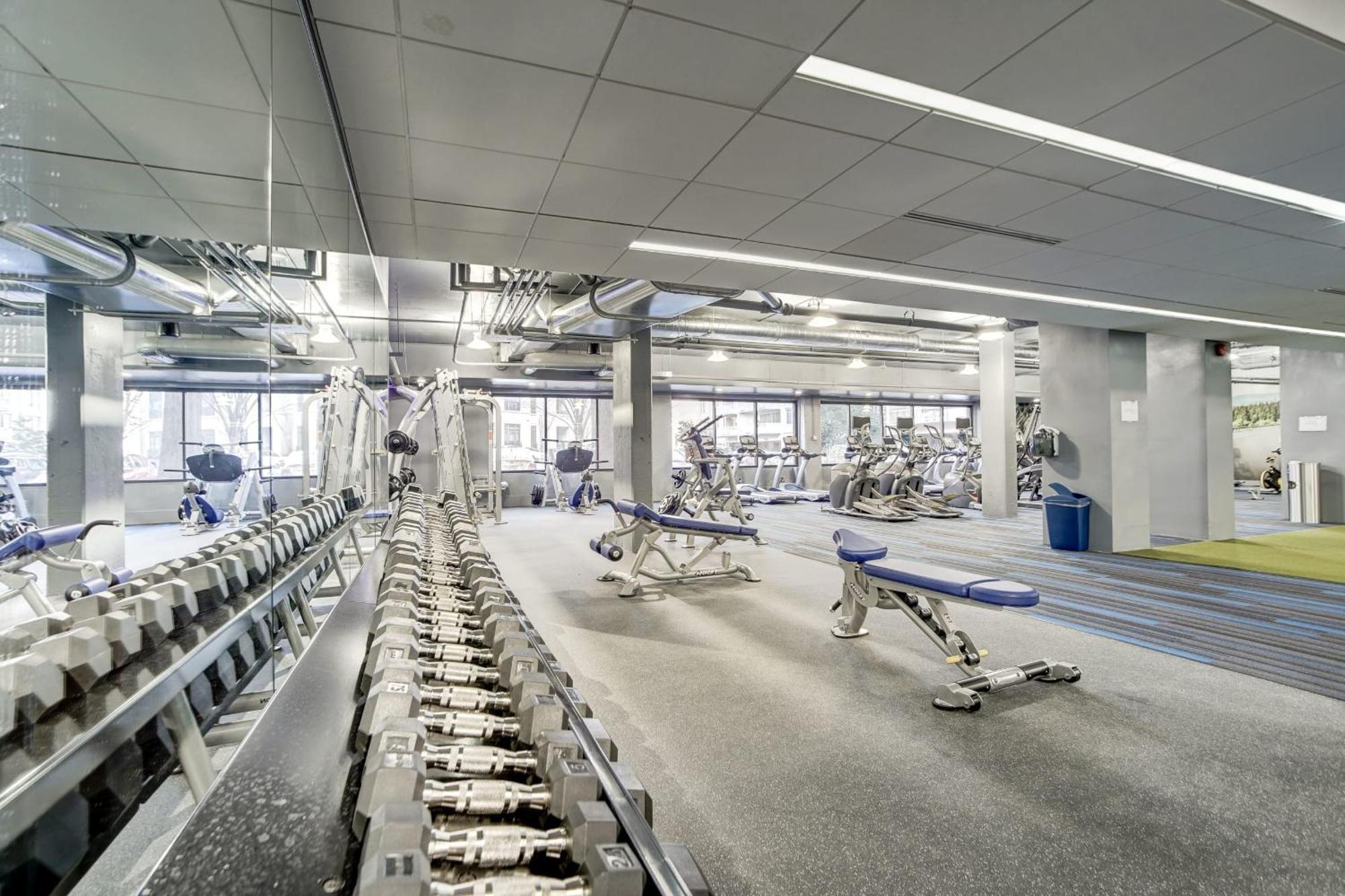 Spacious 2 Bedrooms Apt @Crystal City With Gym Арлингтон Экстерьер фото